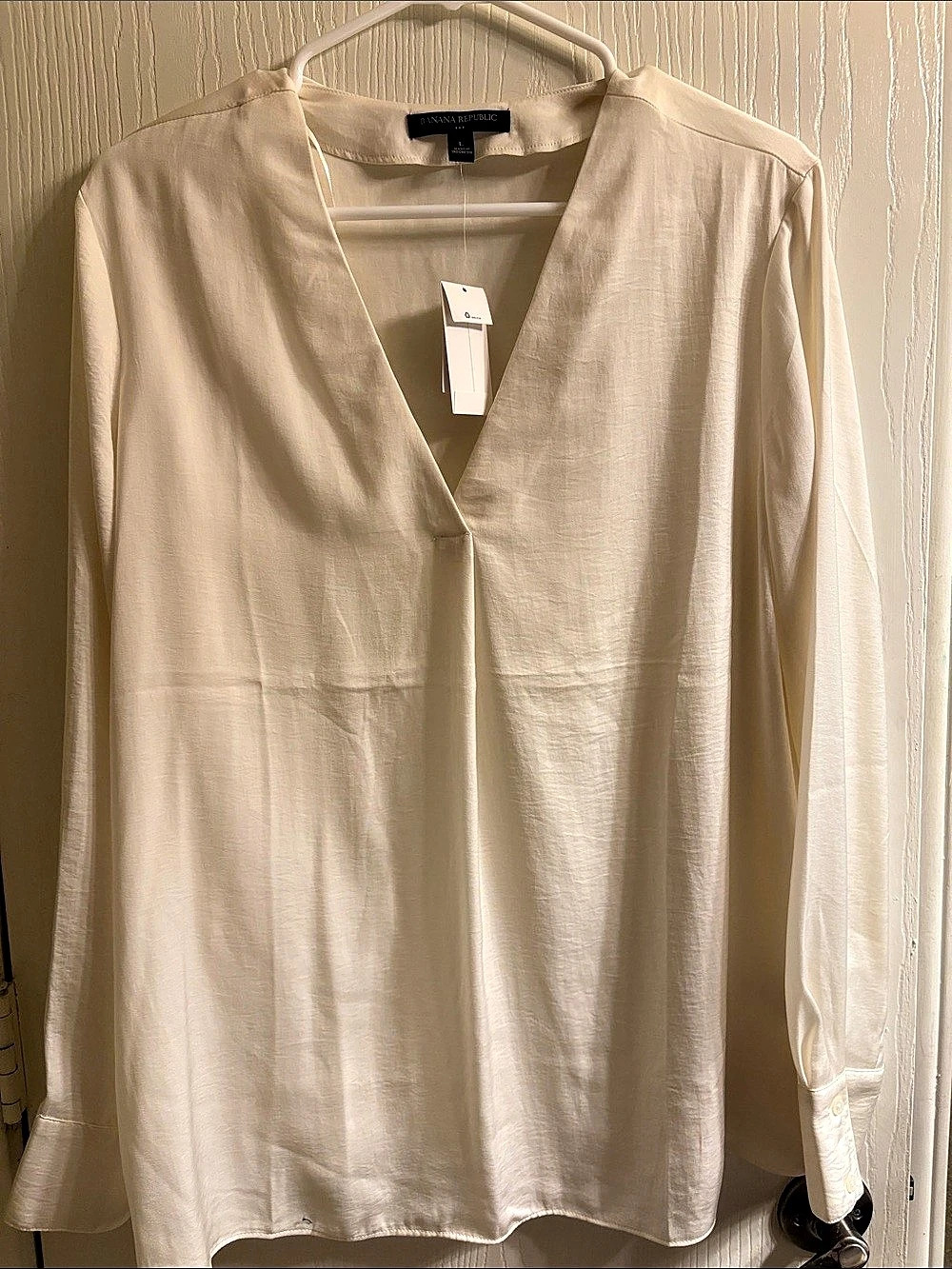Banana Republic V-Neck Blouse in White Size Small NWT